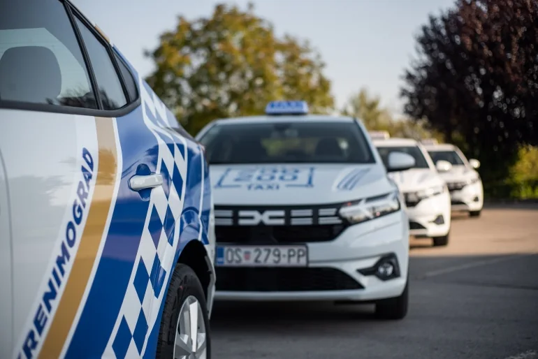 Fahrzeuge von Osječki taxi mit dem charakteristischen Schachbrettmuster